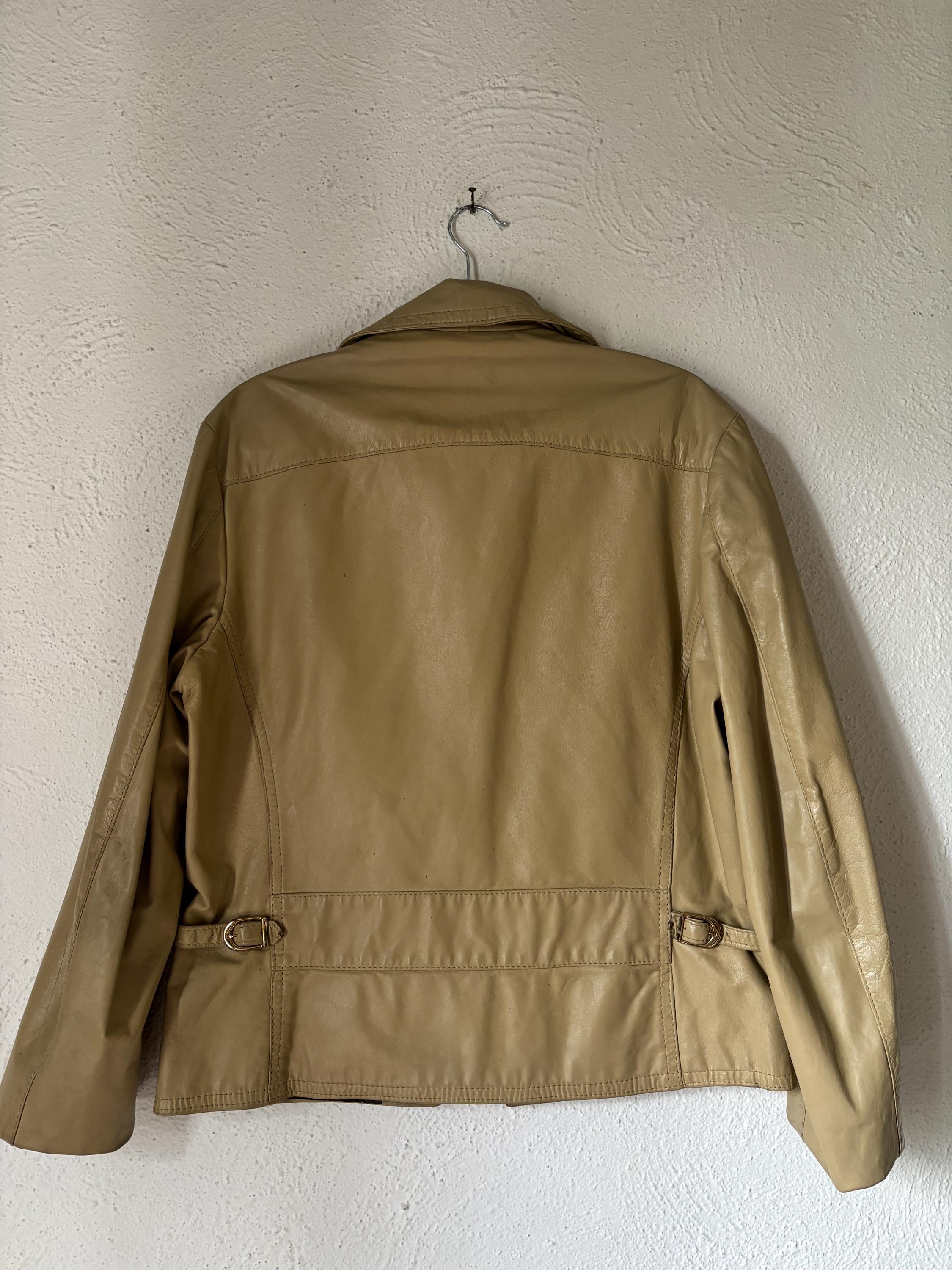 VTG Retro Tan Beige Leather Short Cropped Jacket Chest Pockets Adjustable Straps Pointed Collar Size Small Medium Unisex Groovy