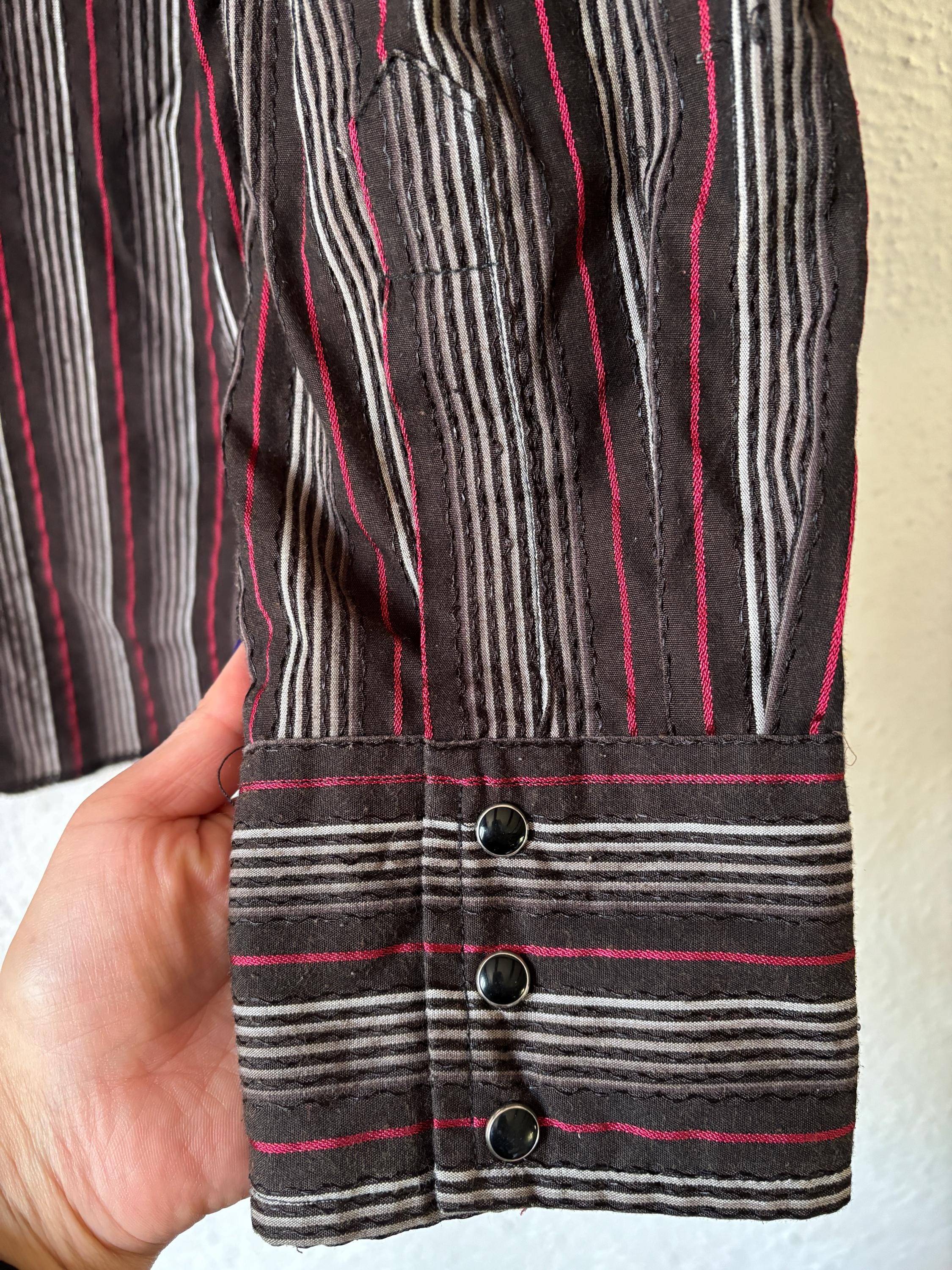 Vintage Western Wrangler Buttondown Men’s Dress Cowboy Shirt Snaps Size Large Red White Black Striped