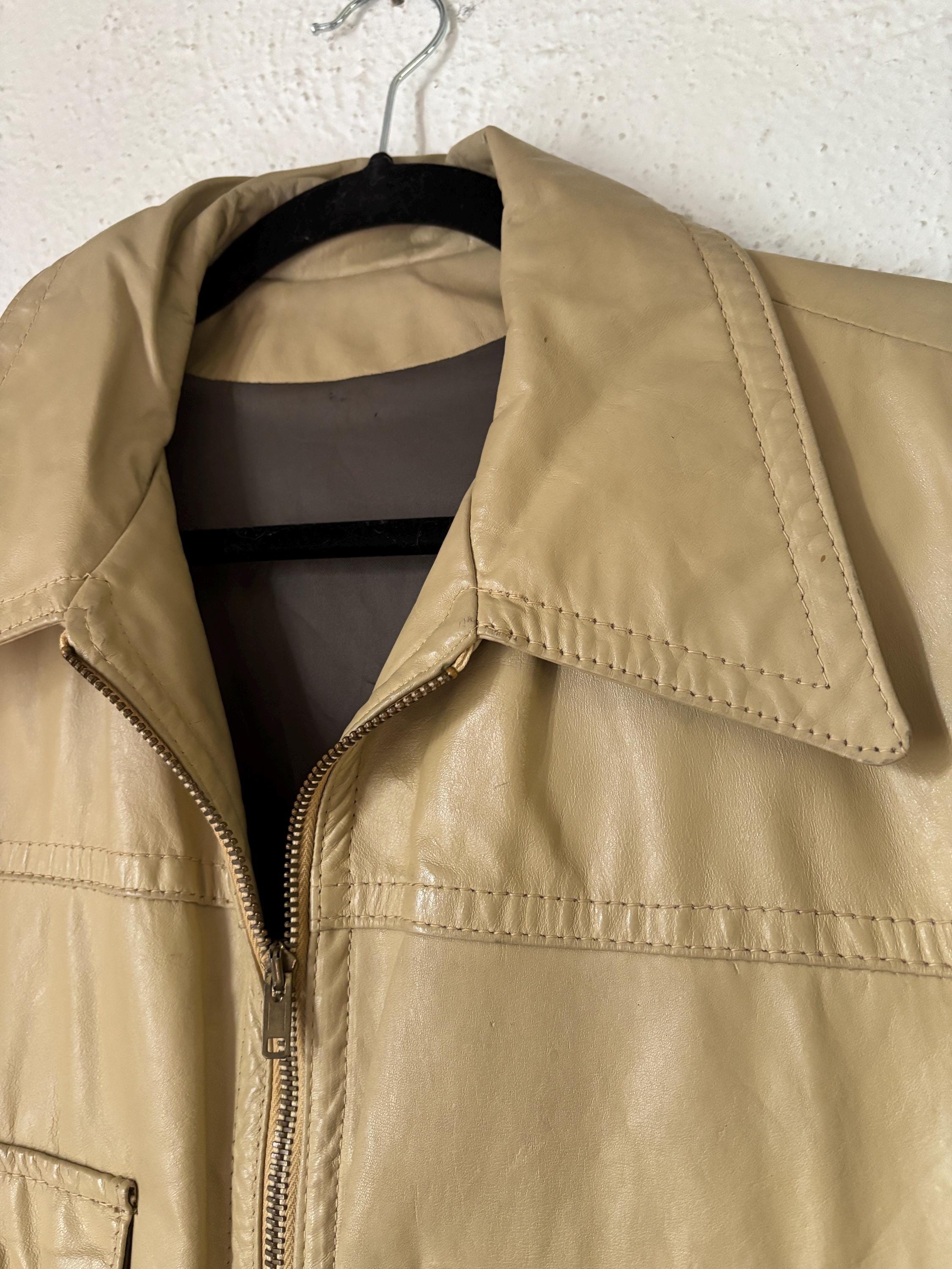 VTG Retro Tan Beige Leather Short Cropped Jacket Chest Pockets Adjustable Straps Pointed Collar Size Small Medium Unisex Groovy